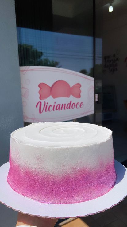 Bolo com degradê rosa feito pela Viciandoce