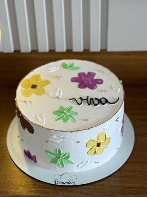 Bolo artesanal decorado com flores coloridas pintadas