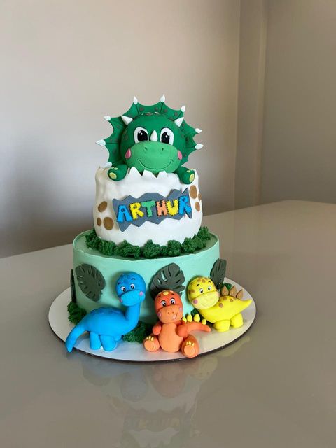 Bolo infantil de dois andares tema dinossauro