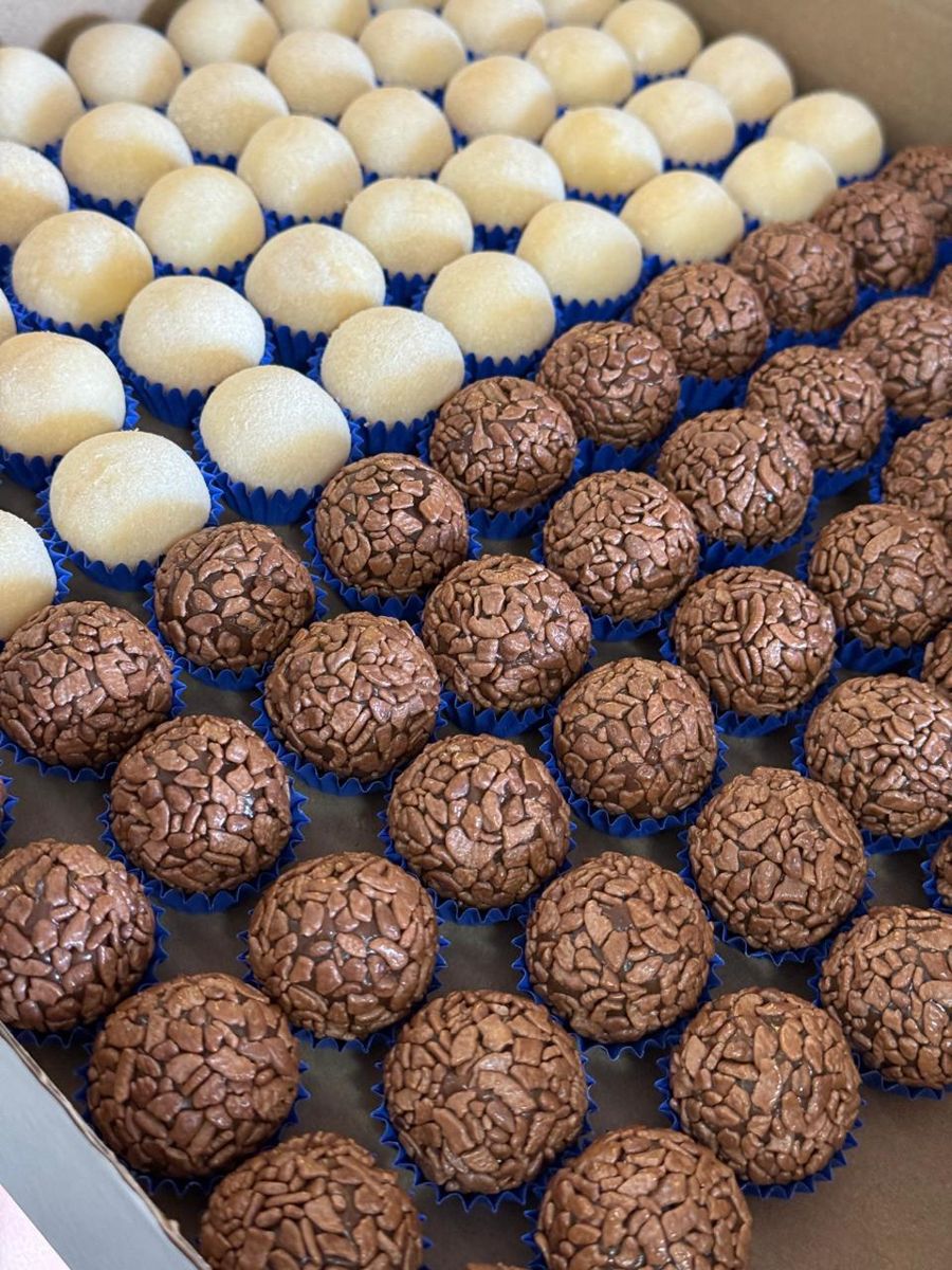 Bandeja de brigadeiros tradicionais e beijinhos